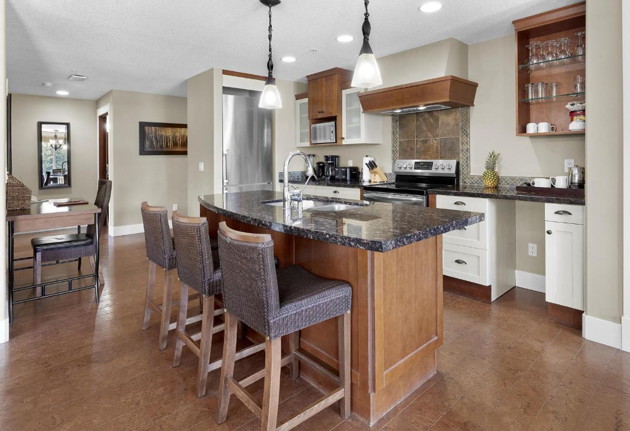 Sunset Ridge - Luxurious Corner Condo - Spectacular Mt Views With Open Pool! Canmore Exterior foto