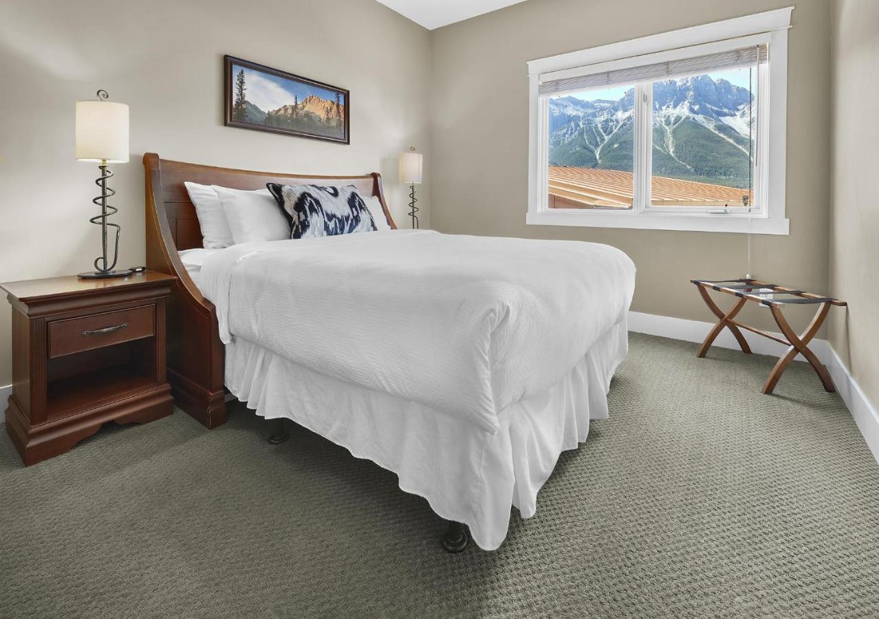 Sunset Ridge - Luxurious Corner Condo - Spectacular Mt Views With Open Pool! Canmore Exterior foto
